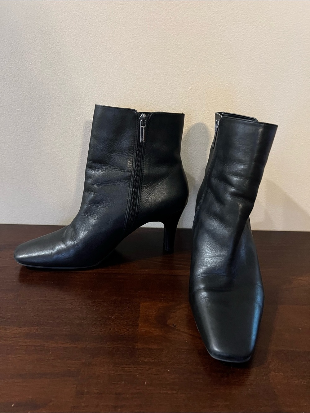 Bandolino Black Leather Ankle Boots – Women’s 8.5W